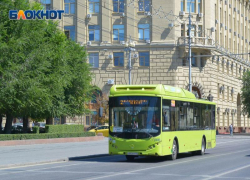 Из-за водителя легковушки в автобусе №77 в Волгограде упала женщина