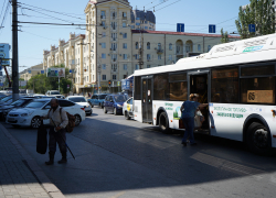 74-летняя женщина выпала из автобуса в Волгограде