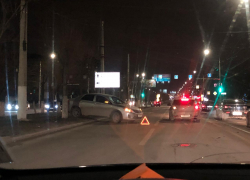 В центре Волгограда такси «догнало» «Hyundai»: собралась пробка
