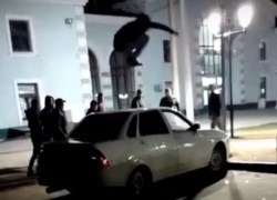 "Цыгане ушатали "Приору": видео потасовки с перевернутым авто в Волгоградской области 