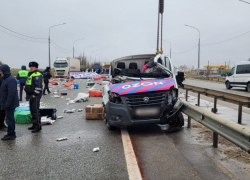 Грузовик с посылками Ozon разорвало на трассе под Волгоградом