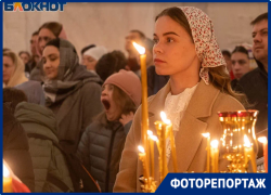 Сотни волгоградцев в мягком мерцании свечей встретили Пасху в соборе  Александра Невского