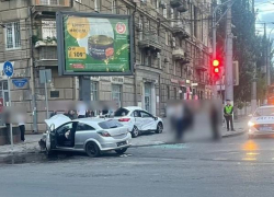 Выжили чудом: шок-ДТП с переворотом попало на видео в центре Волгограда