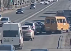 Странный водитель протаранил маршрутку и два авто в Волжском - видео
