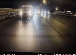 Безумный обгон Toyota попал на видео в Волгограде