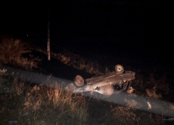 Два человека пострадали после опрокидывания иномарки в кювет в Волгоградской области