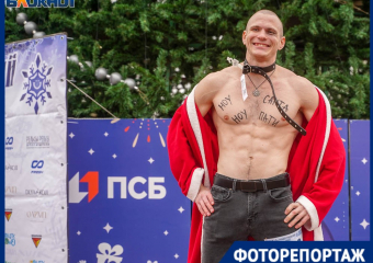 Санта в ошейнике и Снегурочка в кроссовках: странные персонажи замечены в центре Волгограда