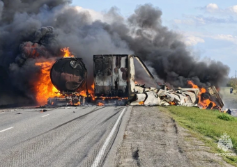 Два грузовика и легковушка загорелись после ДТП под Волгоградом, есть погибший