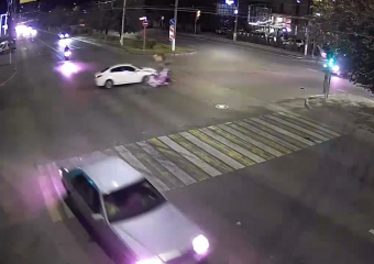 В Волгограде иномарка снесла двух байкеров: жесткое ДТП попало на видео