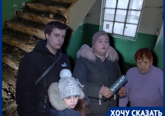 "Дитя Сталинграда" и многодетную семью оставили в уничтожаемом мародерами и УК аварийном общежитии в Волгограде