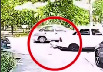 Наезд на волгоградку у подъезда снял на видео умный домофон: водитель умчал не глядя