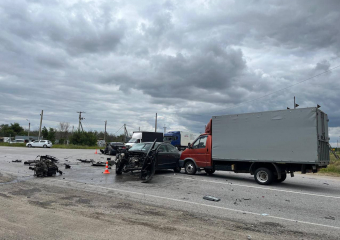 От удара вынесло двигатель: в ДТП с двумя грузовиками и двумя легковушками под Волгоградом пострадали четверо