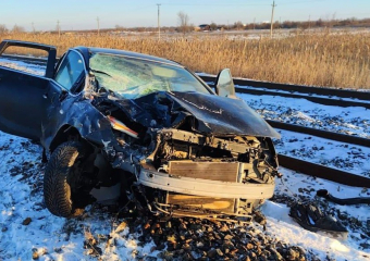 Поезд снес иномарку на переезде под Волгоградом 