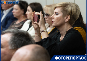 Волгоградская элита два часа слушала вдохновляющую речь губернатора: яркие кадры