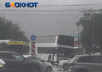 Двухэтажный автобус попал в массовое ДТП в Волгограде: видео 