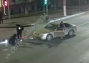 Двух курьеров сбила легковушка на проклятом перекрестке в центре Волгограда: видео