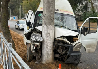 Брызги крови и вырванные сиденья: подробности ДТП с влетевшей в столб волгоградской маршруткой