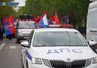 Волгоградец разъезжал на машине с дискредитирующим ВС РФ лозунгом