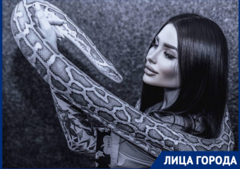 Две змеи и двухметровый питон поселились в квартире жительницы Волгограда – она в восторге
