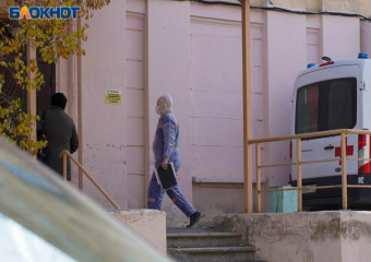 Более тысячи волгоградцев заражаются ежедневно коронавирусом: медикам доплачивают, у госпиталей палатки