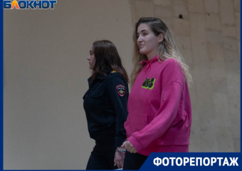 «Щекотавшая» грудь Родины-матери блогерша обвинила адвоката в подставе, стоившей ей бегства на Шри-Ланку