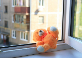 6-летний мальчик выпал из окна подъезда на западе Волгограда