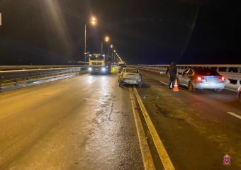 Четыре машины столкнулись в жестком ДТП на танцующем мосту Волгограда