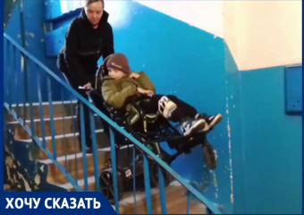 Маму ребенка с ДЦП оштрафовали за оставленное в подъезде инвалидное кресло 