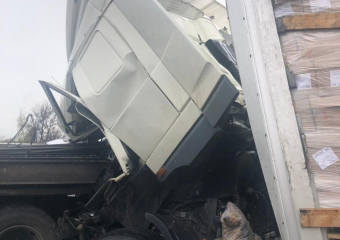 Металлопрокат пробил кабину: госпитализирован водитель большегруза с вставшей в пробку трассы Волгоград-Москва
