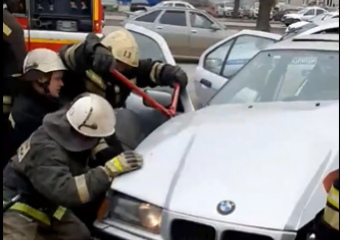 Водитель на BMW снес остановку и оказался заблокирован в машине в Волжском