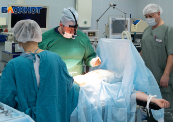 800-килограммовый медицинский холодильник рухнул на рабочего под Волгоградом