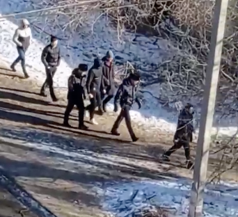 Парень в наручниках, вокруг толпа следователей: видео с подозреваемым сняли в Волгограде