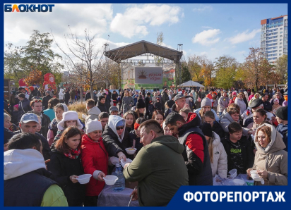 Пришли со своими банками и устроили давку: бесплатная уха вызвала фурор в центре Волгограда 