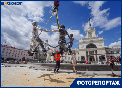 Умотанных как мумии фигуры детей подвесили в центре Волгограда 