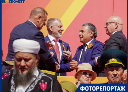 Вип-трибуны двух видов: как смотрели парад Победы избранные и что придумали находчивые волгоградцы