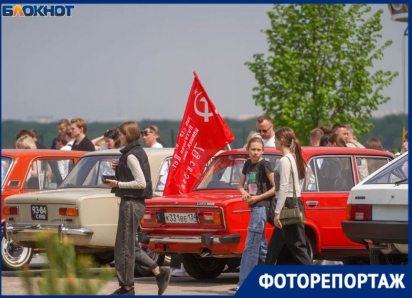 Ретро-автомобили, гимнастерки и флаги: как Волгоград отмечает 9 мая
