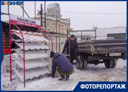 Остатки товара спасают после пожара на рынке Тулака в Волгограде