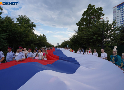 Стометровый флаг пронесли по центру Волгограда на День России 