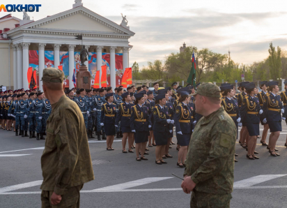 Репетиция парада Победы собрала толпы туристов в центре Волгограда   