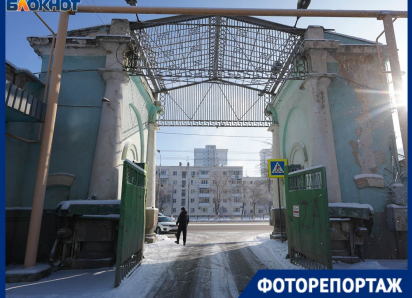 Сюда бы водить экскурсии: уникальные ворота-памятник рассыпаются в центре Волгограда