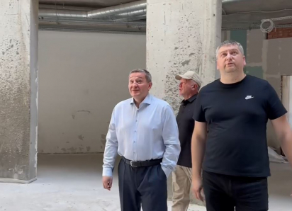 «Нужно было давно разорвать контракт»: губернатор устроил разнос на стройплощадке поликлиники в Волжском стоимостью в миллиард 