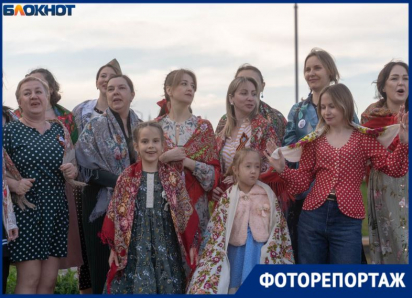 «Катюшу» массово спели Екатерины в центре Волгограда 