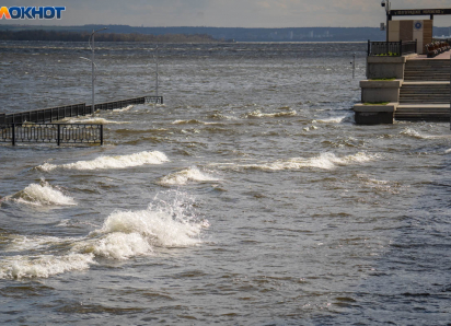 Волгу начало штормить во время арктического циклона в Волгограде: тонут люди и яхты