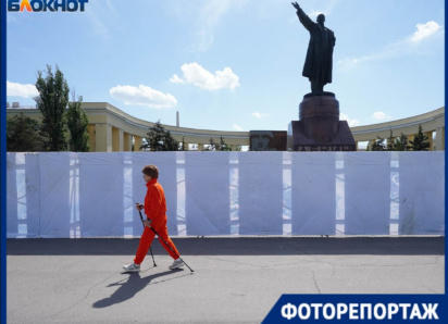 Памятник Ленину спрятали за забором в центре Волгограда: что будут делать и как долго