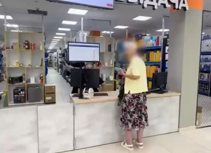 «Волгоградцы, я вас ненавижу всех, я родилась в Германии»: скандал в магазине техники попал на видео 