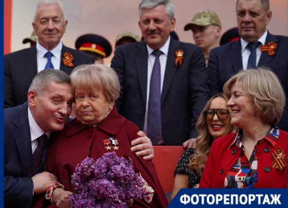 Пахмутова и блеск орденов: кто стал главным гостем парада Победы в Волгограде