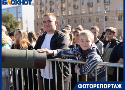 Это наша сила: толпы людей пришли в центр Волгограда увидеть подбитые на СВО танки НАТО