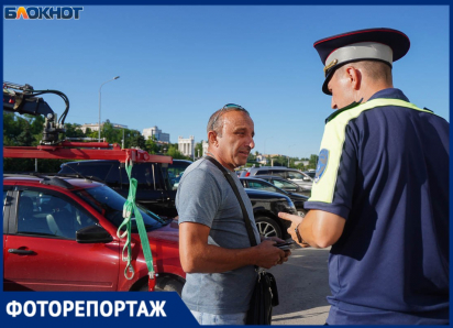 «Думал по-быстрому перекусить»: за что в центре Волгограда массово эвакуируют машины 