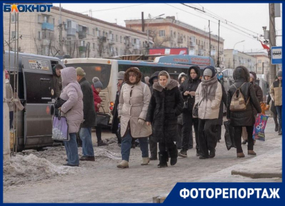 В коньках, носках на сапоги и пачкой соли: как Волгоград скользит по экстремальному гололеду