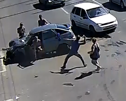 Волгоградец отомстил водителю Renault после ДТП: видео погрома